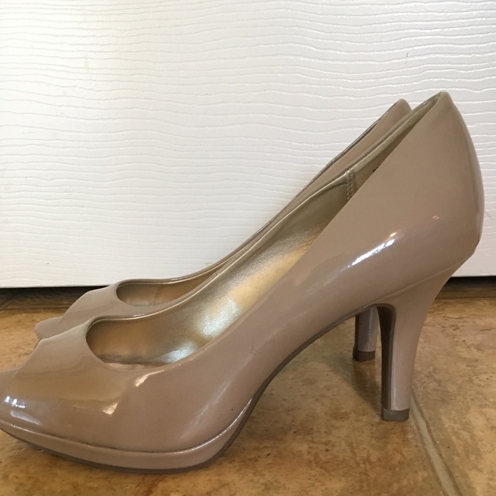 Woman’s Nude Open Toe Pumps